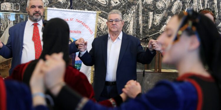 Περισσός: Παραδοσιακά χριστουγεννιάτικα κάλαντα με κλαρίνα στον Δημήτρη Κουτσούμπα