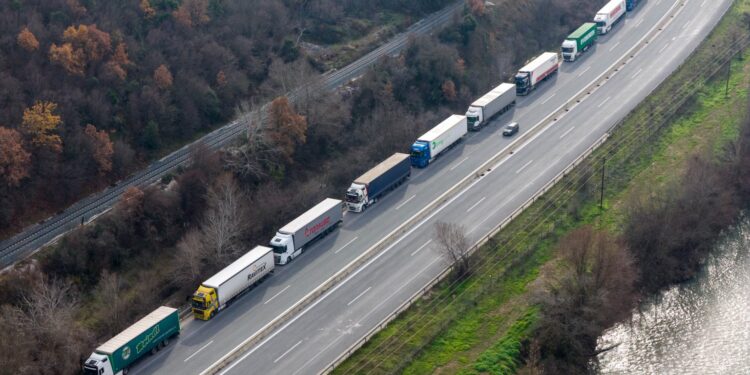 Στα μπλόκα παραμένουν οι αγρότες, αλλά με ανοιχτούς δρόμους – Νέα πανελλαδική σύσκεψη έως την Κυριακή