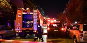 Καλλιθέα: Εντοπίστηκαν νεκροί δύο άνδρες που εγκλωβίστηκαν μετά από φωτιά σε διαμέρισμα