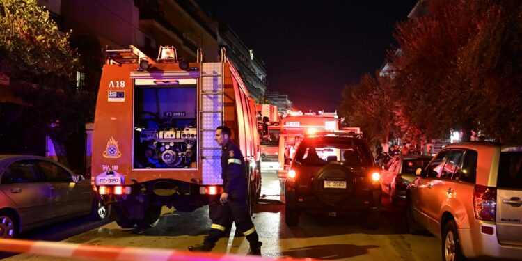 Καλλιθέα: Εντοπίστηκαν νεκροί δύο άνδρες που εγκλωβίστηκαν μετά από φωτιά σε διαμέρισμα