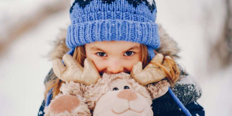 Ζεστασιά και Ασφάλεια: Ο Απόλυτος Οδηγός για το Χειμωνιάτικο Ντύσιμο του Μωρού