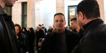 Χριστουγεννιάτικο μήνυμα Χάρη Δούκα: “Εύχομαι το φως, που αφήσαμε απόψε να ταξιδέψει ψηλά, να επιστρέψει ως αισιοδοξία”