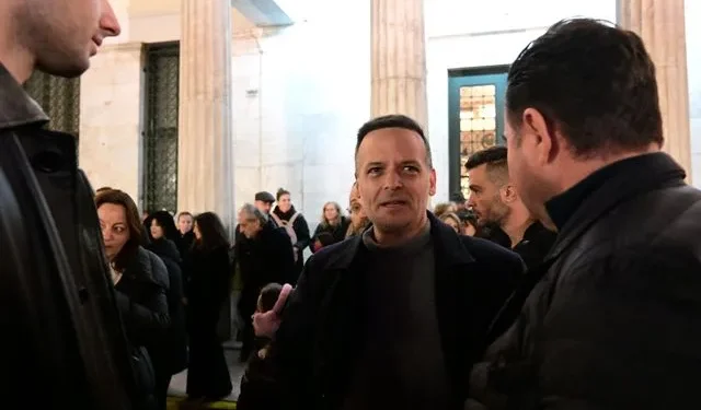 Χριστουγεννιάτικο μήνυμα Χάρη Δούκα: “Εύχομαι το φως, που αφήσαμε απόψε να ταξιδέψει ψηλά, να επιστρέψει ως αισιοδοξία”