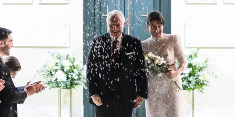 Ο Γιάννης Ραγκούσης και η Μαρίνα Κοντοτόλη παντρεύτηκαν στην Αγία Σοφία Ακροπόλεως