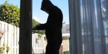 Συνελήφθη στη Θεσσαλονίκη μέλος σπείρας που παραβίαζε μπαλκονόπορτες και έμπαινε σε σπίτια στη Δράμα