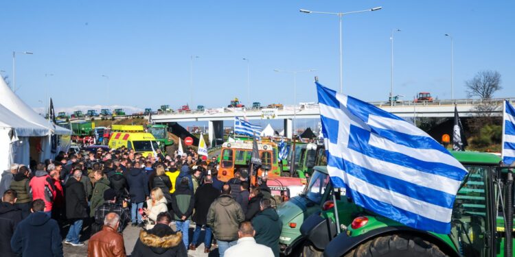 Αύριο, Δευτέρα, «κλείνουν» τους δρόμους οι αγρότες – 14 μπλόκα λένε «ναι» σε διάλογο με την κυβέρνηση