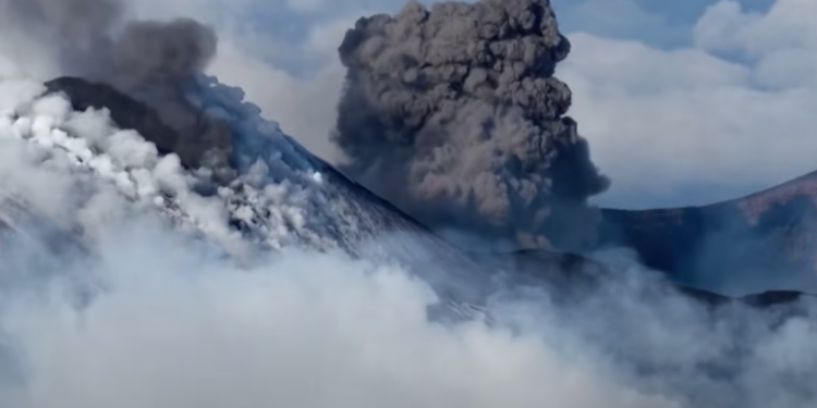 Ξύπνησε η Αίτνα μέσα στα χιόνια - Εντυπωσιακό θέαμα με εκτόξευση τέφρας και καπνού