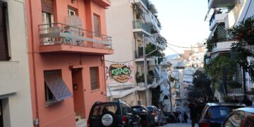 Γκύζη: 74χρονος άνδρας τραυμάτισε με μαχαίρι τη γυναίκα του στον λαιμό και αυτοκτόνησε πέφτοντας από την ταράτσα