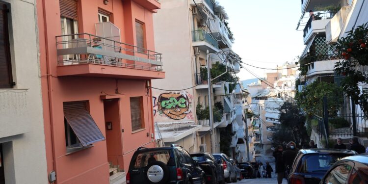 Γκύζη: 74χρονος άνδρας τραυμάτισε με μαχαίρι τη γυναίκα του στον λαιμό και αυτοκτόνησε πέφτοντας από την ταράτσα