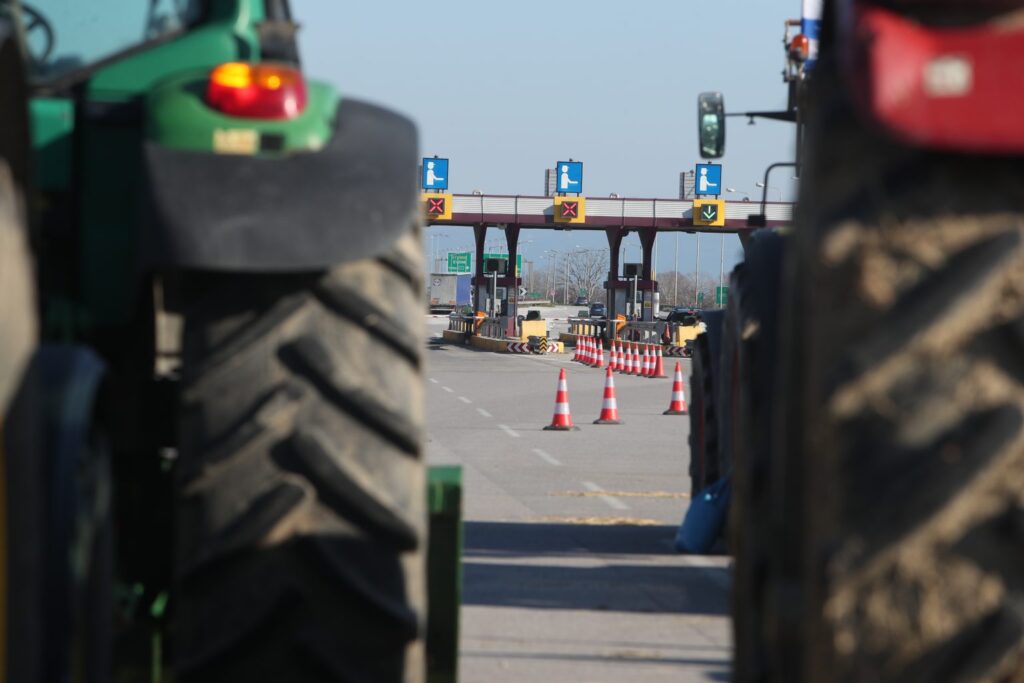 Θεσσαλονίκη: Οι αγρότες άνοιξαν προσωρινά το ρεύμα προς Αθήνα στο μπλόκο των Μαλγάρων