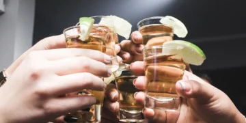 Ρέθυμνο: Συνελήφθη υπεύθυνη καταστήματος που σέρβιρε ποτά σε 4 ανήλικους - Δικογραφία και για τον ιδιοκτήτη