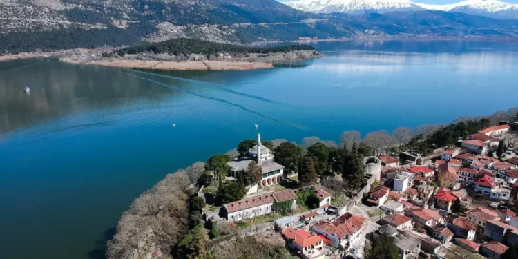 Ιωάννινα: Διασώθηκε 54χρονη που έπεσε στη λίμνη Παμβώτιδα