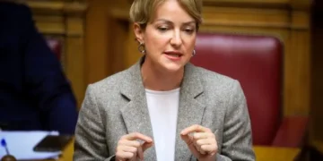 Αλεξάνδρα Σδούκου στο ERTnews: "Το ΠΑΣΟΚ “ντύθηκε” τροχονόμος για να αντιπολιτευτεί"