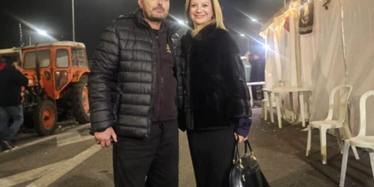 Συμπαράσταση της Μαρίας Καρυστιανού στους αγρότες – Πήγε στο μπλόκο της Νίκαιας