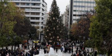 Το εορταστικό ωράριο των καταστημάτων για σήμερα, παραμονή Πρωτοχρονιάς