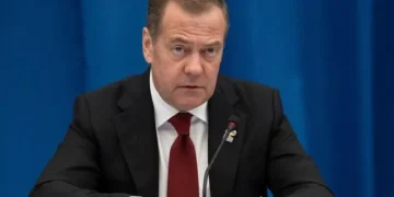 Απίστευτες δηλώσεις του Μεντβέντεφ για τον Ζελένσκι: “Ο Χάρος πλησιάζει το παλιοτόμαρο”