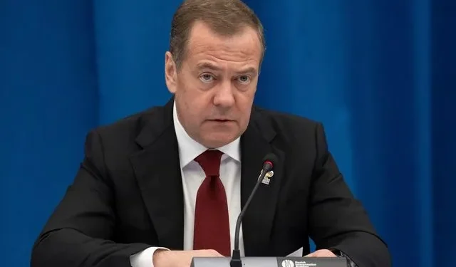 Απίστευτες δηλώσεις του Μεντβέντεφ για τον Ζελένσκι: “Ο Χάρος πλησιάζει το παλιοτόμαρο”