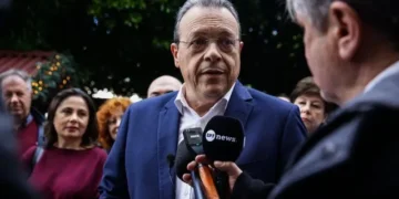 Επίσκεψη Φάμελλου στην αγορά του Πειραιά: "Προοδευτική, δίκαιη και τίμια Ελλάδα είναι αυτή όπου η κοινωνία ευημερεί"