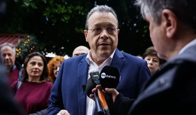 Επίσκεψη Φάμελλου στην αγορά του Πειραιά: "Προοδευτική, δίκαιη και τίμια Ελλάδα είναι αυτή όπου η κοινωνία ευημερεί"