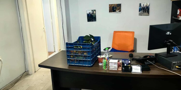 Αγρότες στο Αγρίνιο έριξαν πορτοκάλια, σανό και κοπριά σε γραφεία πολιτικών