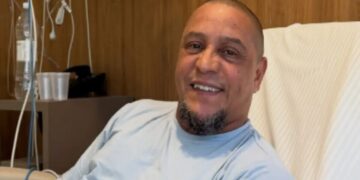 Ρομπέρτο Κάρλος από το νοσοκομείο: «Δεν έπαθα καρδιακή προβολή, η εγχείρηση πήγε καλά»