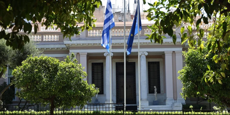 Σκληραίνει τη στάση του το Μαξίμου προς τους αγρότες: "Ή αλλάζετε στάση και έρχεστε να συζητήσουμε ή εφαρμόζουμε τον νόμο"