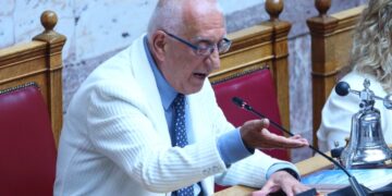 Επίθεση ΠΑΣΟΚ κατά του Κακλαμάνη: "Επιχειρεί να καθοδηγήσει τις διαδικασίες εκλογής διοικητών των Ανεξάρτητων Αρχών"