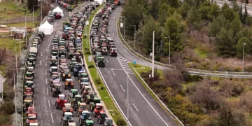 Αγροτικές κινητοποιήσεις: 48ωρο πανελλαδικό μπλακ άουτ προτείνουν οι αγρότες στο μπλόκο της Νίκαιας