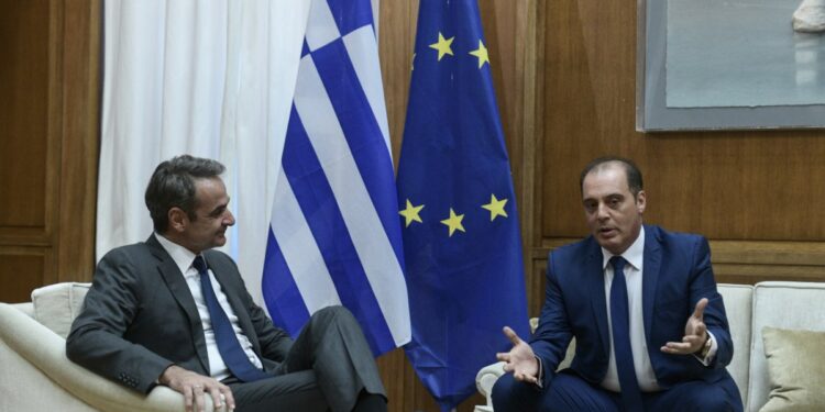 Ανακοίνωση του ΠΑΣΟΚ για τον ορισμό των επικεφαλής των Ανεξάρτητων Αρχών: "Εμφανίστηκε πάλι ο αυτοφωράκιας του Μητσοτάκη, Κυριάκος Βελόπουλος"