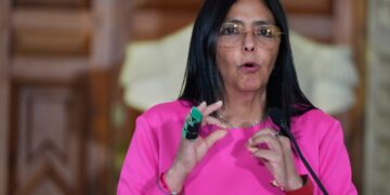 Βενεζουέλα: Η προσωρινή πρόεδρος Ντέλσι Ροντρίγκες, ζητάει σχέση σεβασμού από τις ΗΠΑ – «Οι λαοί μας αξίζουν ειρήνη και διάλογο, όχι πόλεμο»