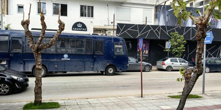 Αιματηρή συμπλοκή με ένα 30χρονο νεκρό σε μπαρ στην Πάτρα - Οκτώ προσαγωγές