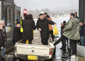 Αγροτικές κινητοποιήσεις: Αγρότες στα Ιωάννινα άνοιξαν τα διόδια Δροσοχωρίου και μοίρασαν τρόφιμα στους οδηγούς
