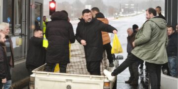 Αγροτικές κινητοποιήσεις: Αγρότες στα Ιωάννινα άνοιξαν τα διόδια Δροσοχωρίου και μοίρασαν τρόφιμα στους οδηγούς