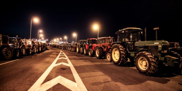 Αγροτικές κινητοποιήσεις: Αρνητικοί οι αγρότες στα μέτρα που ανακοινώθηκαν - 18 μπλόκα ζητούν συνάντηση με τον Πρωθυπουργό