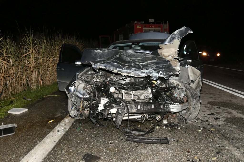 Στο πένθος έχει βυθιστεί η περιοχή της Αγιάς στη Λάρισα στην είδηση του θανάτου, σε ηλικία μόλις 31 ετών του Κώστα Μαχμουντέ, μετά από φοβερό τροχαίο που έλαβε χώρα χθες βράδυ, ανήμερα των Φώτων. Υπό συνθήκες που διερευνά το Αστυνομικό Τμήμα Αγιάς, δύο οχήματα, ένα Mercedes κι ένα BMW συγκρούστηκαν μετωπικά με σφοδρότητα. Τραγωδία στη Λάρισα: Νεκρός 31χρονος σε σφοδρό τροχαίο ανήμερα των Φώτων Από τη σύγκρουση το ένα όχημα εξετράπη της πορείας του, ανετράπη και βρέθηκε σε παρακείμενη αγροτική έκταση, με αποτέλεσμα τον θανάσιμο τραυματισμό του 31χρονου οδηγού. Ο Κώστας ήταν μοναχοπαίδι με καταγωγή από τη Μελιβοία. Ήταν ιδιαίτερα αγαπητό παιδί, ενώ εργαζόταν στο χώρο της εστίασης, σε κατάστημα στην περιοχή της Αγιάς.