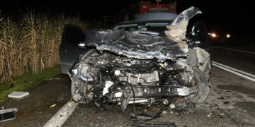 Στο πένθος έχει βυθιστεί η περιοχή της Αγιάς στη Λάρισα στην είδηση του θανάτου, σε ηλικία μόλις 31 ετών του Κώστα Μαχμουντέ, μετά από φοβερό τροχαίο που έλαβε χώρα χθες βράδυ, ανήμερα των Φώτων. Υπό συνθήκες που διερευνά το Αστυνομικό Τμήμα Αγιάς, δύο οχήματα, ένα Mercedes κι ένα BMW συγκρούστηκαν μετωπικά με σφοδρότητα. Τραγωδία στη Λάρισα: Νεκρός 31χρονος σε σφοδρό τροχαίο ανήμερα των Φώτων Από τη σύγκρουση το ένα όχημα εξετράπη της πορείας του, ανετράπη και βρέθηκε σε παρακείμενη αγροτική έκταση, με αποτέλεσμα τον θανάσιμο τραυματισμό του 31χρονου οδηγού. Ο Κώστας ήταν μοναχοπαίδι με καταγωγή από τη Μελιβοία. Ήταν ιδιαίτερα αγαπητό παιδί, ενώ εργαζόταν στο χώρο της εστίασης, σε κατάστημα στην περιοχή της Αγιάς.