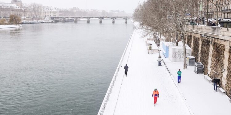 Κύμα ψύχους στην Δυτική Ευρώπη - Παρέλυσαν αεροδρόμια - μεγάλα προβλήματα στις συγκοινωνίες