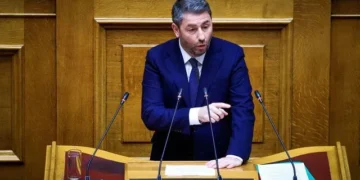 Παρέμβαση Ανδρουλάκη στη Βουλή: "Τι άλλο θα κάνει ο Μητσοτάκης για να γίνει αρεστός στον Τραμπ;"