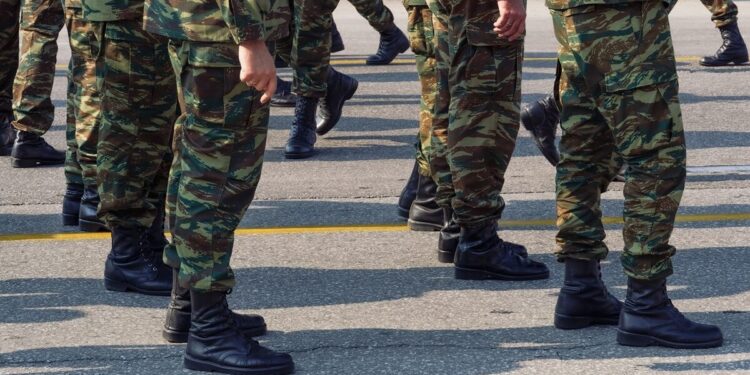 Νομοσχέδιο του υπουργείου Άμυνας: Περιορισμός στην την αναβολή στράτευσης - «Κόβονται» οι φοιτητικές άδειες