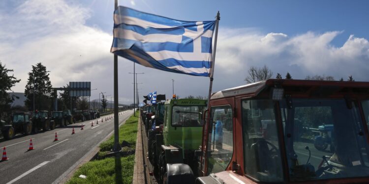 Οι αγρότες προετοιμάζονται για τη συνάντηση με τον πρωθυπουργό και ανοίγουν τους δρόμους
