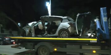 Σοβαρό τροχαίο στη Νέα Σμύρνη με σύγκρουση δύο ΙΧ – Το ένα κατέληξε σε κολώνα του Τραμ