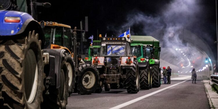 Αγροτικές κινητοποιήσεις: Προσέρχονται στον διάλογο οι αγρότες - Ανοίγουν οι δρόμοι, δεν αποσύρονται τα τρακτέρ