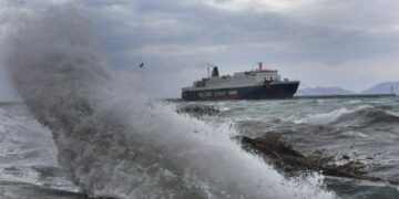 Απαγορευτικά στα λιμάνια και ματαιώσεις ακτοπλοϊκών δρομολογίων λόγω των ισχυρών ανέμων