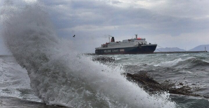 Απαγορευτικά στα λιμάνια και ματαιώσεις ακτοπλοϊκών δρομολογίων λόγω των ισχυρών ανέμων