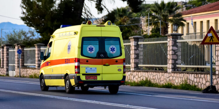 Τροχαίο ατύχημα στα Εξαμίλια Κορίνθου – Ι.Χ. παρέσυρε και τραυμάτισε πεζό