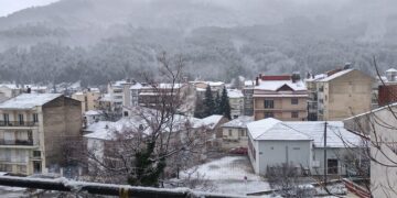 Έπεσαν τα πρώτα χιόνια του 2026: Κλειστά σήμερα τα σχολεία σε Φλώρινα και Πρέσπες
