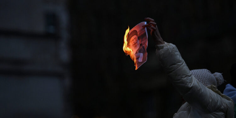 Το Ιράν απειλεί με αντίποινα σε ενδεχόμενη επίθεση των ΗΠΑ - Συνεχίζονται οι διαδηλώσεις