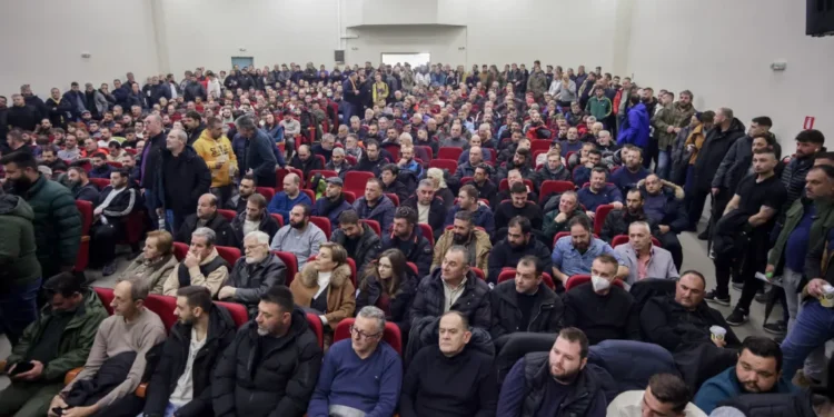 Αγροτικές κινητοποιήσεις: Δύο επιτροπές αγροτών θα συναντηθούν την Τρίτη με τον Κ. Μητσοτάκη