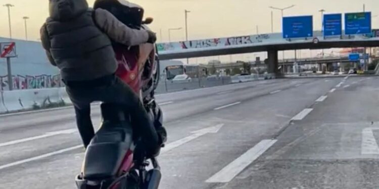 Συνελήφθησαν τρεις νεαροί οδηγοί μηχανών μεγάλου κυβισμού που έτρεχαν με μεγάλη ταχύτητα και έκαναν σούζες σε δρόμους της Αθήνας