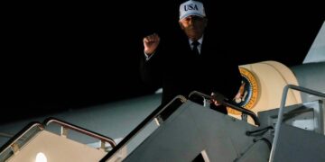 Ο Τραμπ ανακοίνωσε επιβολή δασμών 25% σε όποια χώρα συναλλάσσεται με το Ιράν